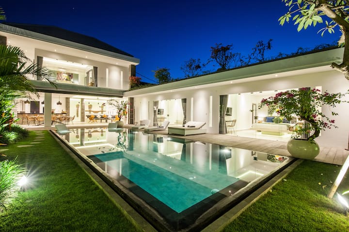 Luxury private villa walking distance to the Beach