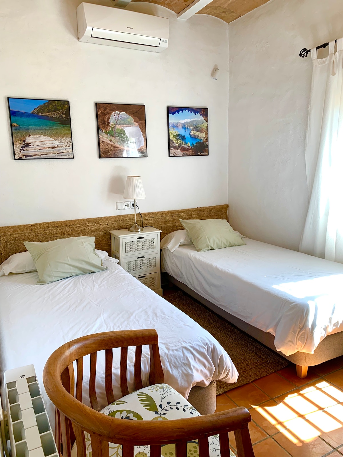 Dos camas de 90 x 200. Air conditioning and radiator.