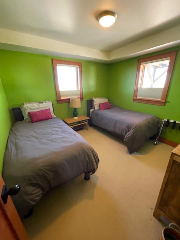 2 camas individuales que se pueden juntar fácilmente para formar una cama tamaño king (la cama izquierda está en controles deslizantes), con cómoda.