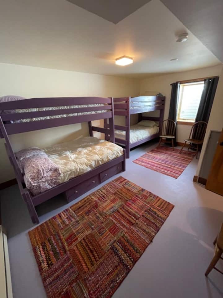 Litera con cuatro camas...3 camas individuales y una doble.