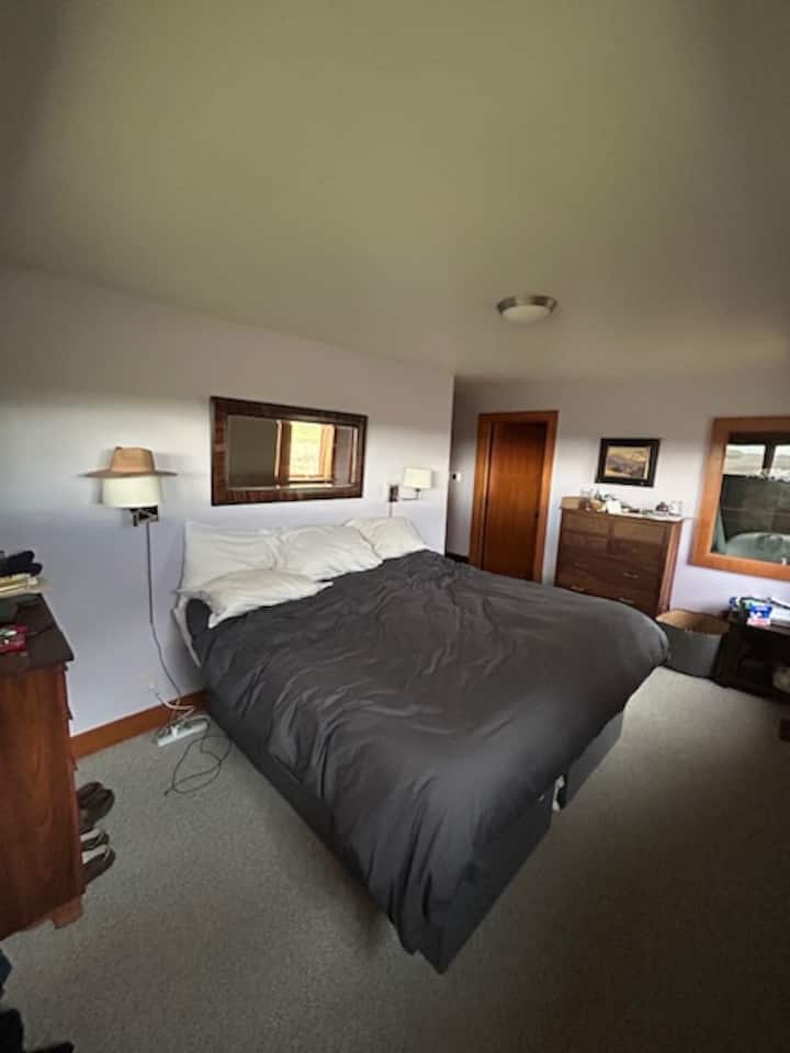 Dormitorio principal cama tamaño king y con baño principal privado y vistas a las montañas. 