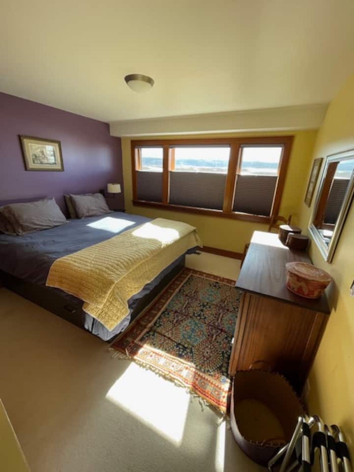 Dormitorio tamaño king con vistas a las montañas, vestidor y armario.