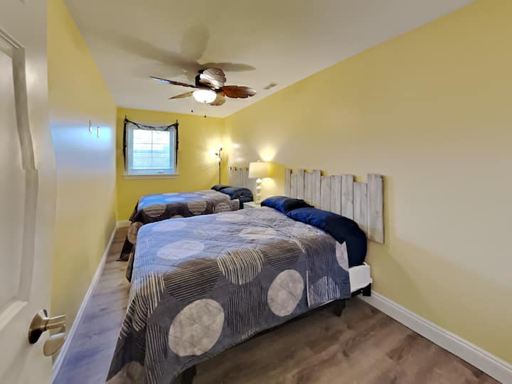 Habitación 3 ubicada en la planta baja 
- Se proporcionarán sábanas y fundas de almohada. 
- También hay almohadas y edredones en las camas.