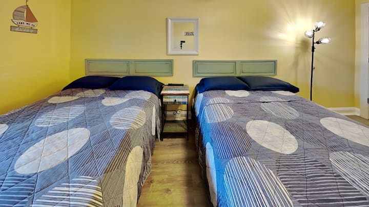 Dormitorio 4 ubicado en la planta baja. 
- Se proporcionarán sábanas y fundas de almohada. 
- También hay almohadas y edredones en las camas.