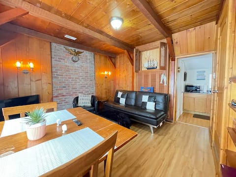 Top Airbnb: "Captains Hideaway" Unique Tiny House Lake Cabin! in Toledo