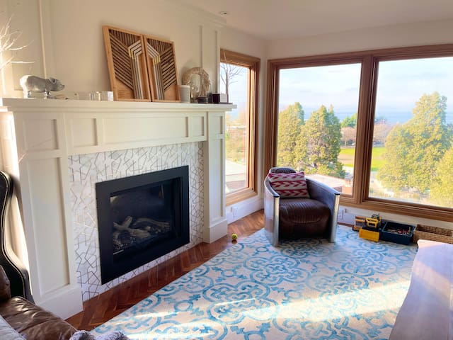 New Remodel! Water view, Deck, Seattle- Alki Beach