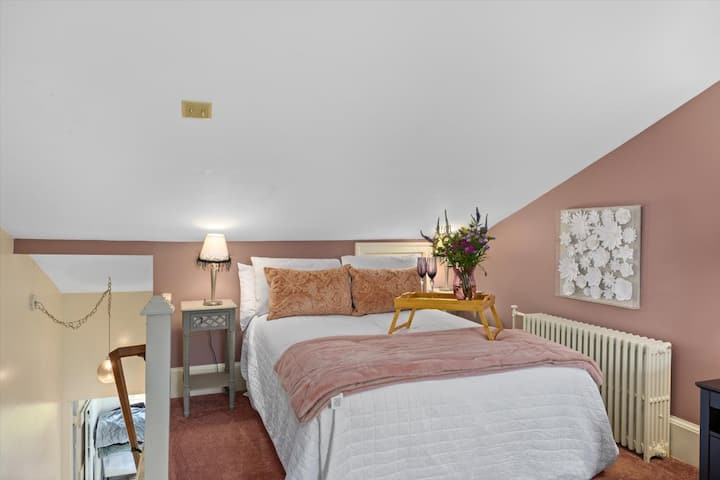 Spavaća soba Dolley Madison, sa bračnim krevetom i bračnim krevetom je privatna soba, sa zasebnim stepenicama, savršena za privatnost ili grupu, za 4 osobe.