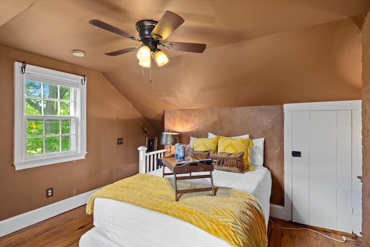 Na skrivenim stepenicama ćete pronaći spavaću sobu Džona Adamsa.  Ova dvokrevetna soba je udobna i privatna i savršeno mjesto za planiranje revolucije! 