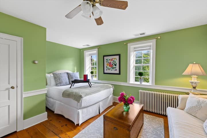 Svježa i prozračna spavaća soba u Džefersonu.  Najzanimljiviji u istorijskom dvorcu, prekrasnom mjestu za odmor i opuštanje, a možda i malo sablasnog uzbuđenja!