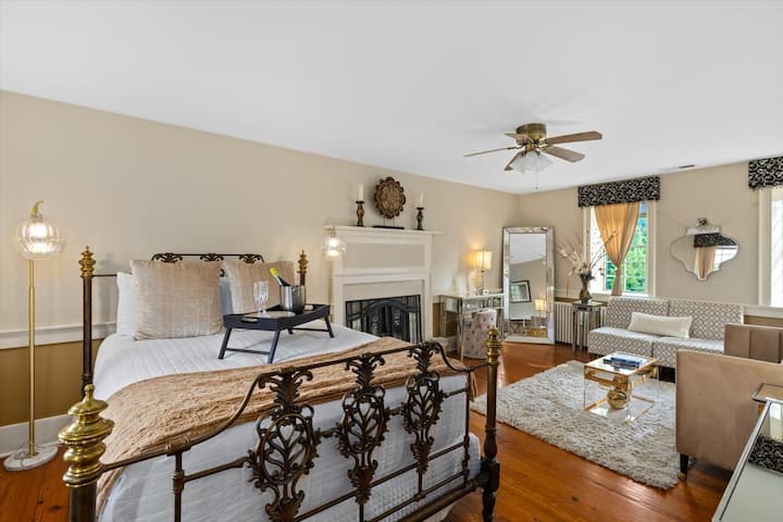 Glavna spavaća soba Džejmsa Medisona.  Veliki i luksuzni za ime okruga Medison u Virdžiniji.