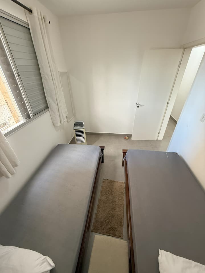 المهجع 02

02 سرير مفرد مع وسادة. 
