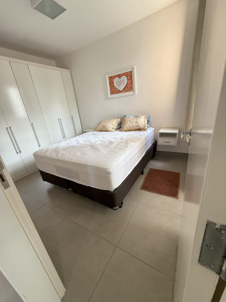 المهجع 03

جناح مع سرير مزدوج ووسائد. 
خزائن ملابس كبيرة.
Mute Criado للإكسسوارات.
حمام بدش كامل.