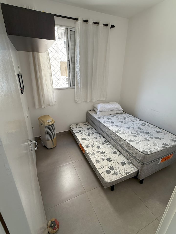 المسكن 03.

سرير فردي مع سرير إضافي ووسادة.