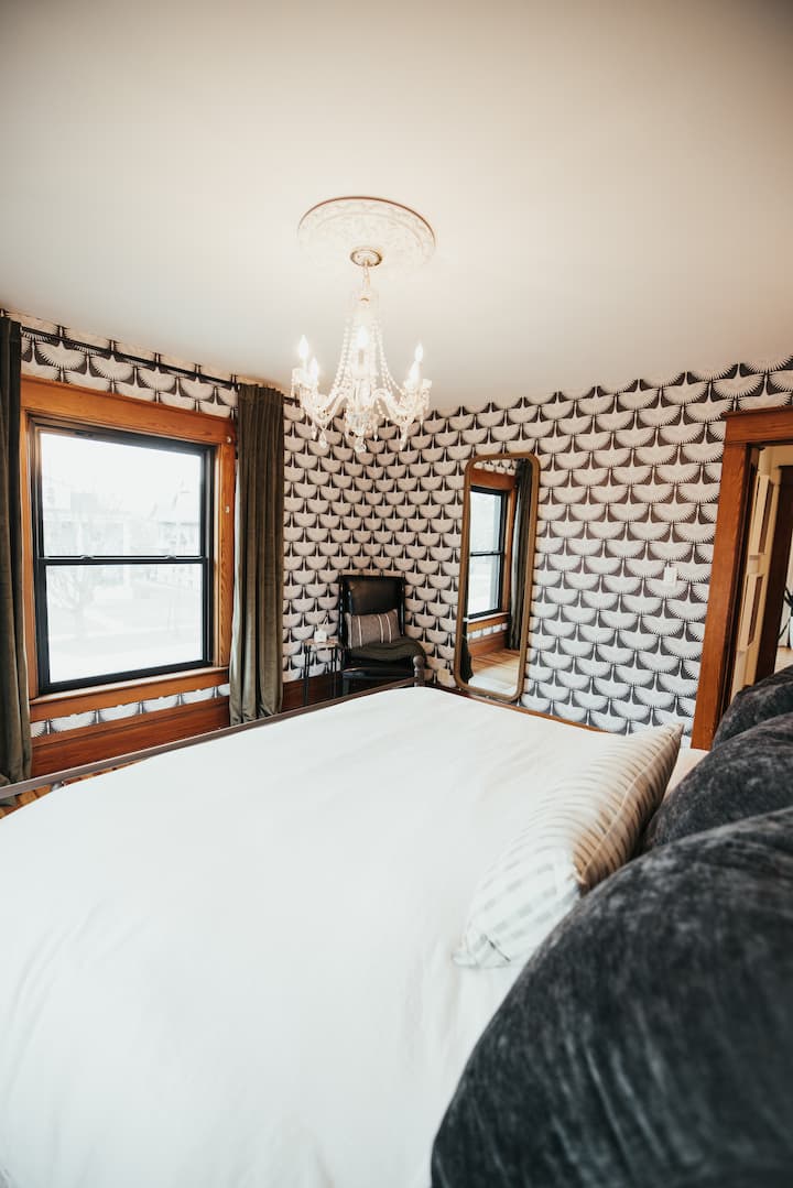 带衣柜的加大双人床 