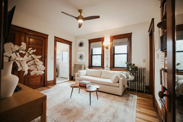 第二间客厅配有电视和充足的阅读材料。  非常适合孩子们布置或寻找安静的阅读时间。 