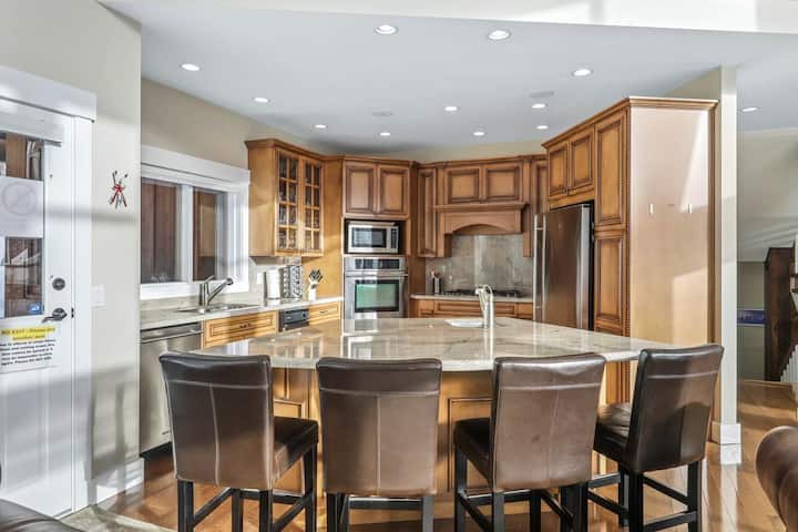 Sasquatch Lodge - Beautiful Modern 4br Chalet - Sun Peaks