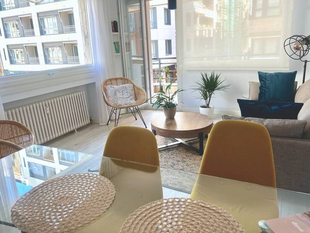 ♥︎ Gorgeous Central Apartment – Beachfront – 3 BD gallery image 5