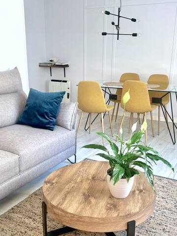 ♥︎ Gorgeous Central Apartment – Beachfront – 3 BD gallery image 3