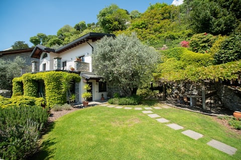 ★Lovely Cascina. Stunning Lake Views & Sun Deck★
