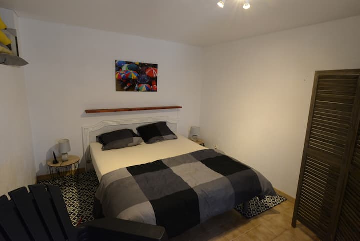 Manželská posteľ s rozmermi 1 m60 x 2 m. Veľká vlastná sprcha s toaletou a šatníkom. 