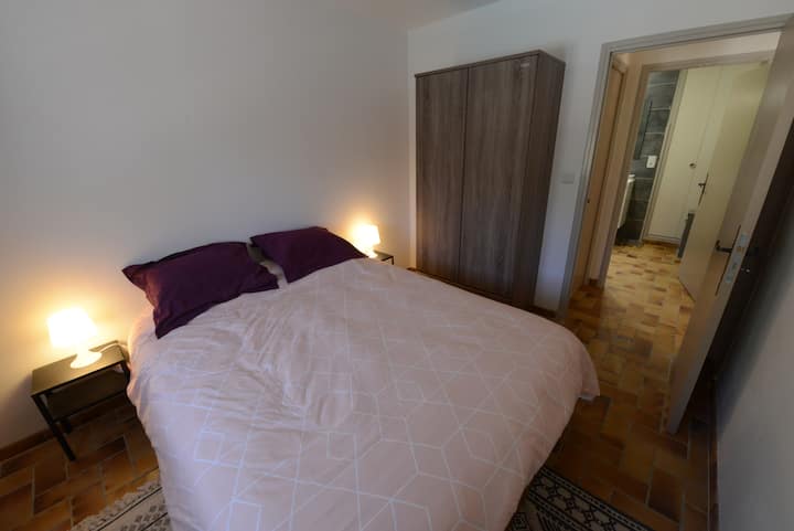 1 veľká manželská posteľ s rozmermi 1 m60 x 2 m. Šatníková skriňa. 