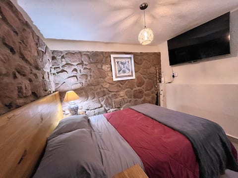 Top performing Airbnb: AZUL ALAMEDA, centrally located studio with parking in Guanajuato