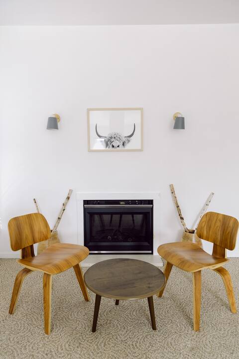Bright, Simple Downtown Apt. Above Specialty Cafe