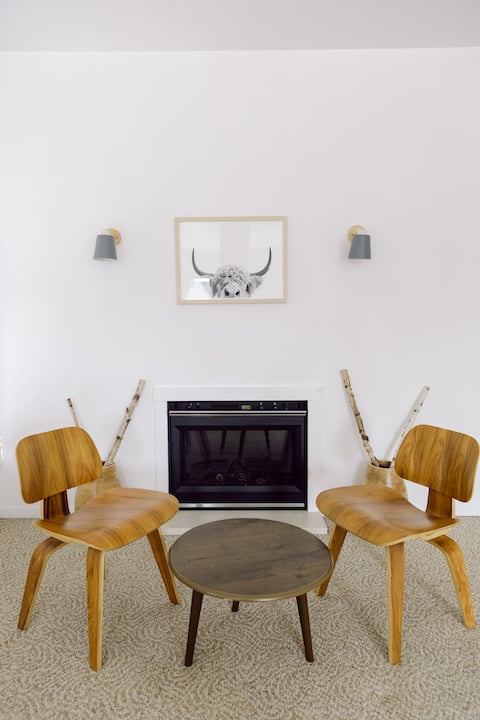 Bright, Simple Downtown Apt. Above Specialty Cafe