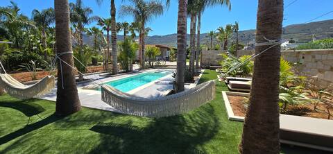 Tropical Garden House private pool among palmtrees