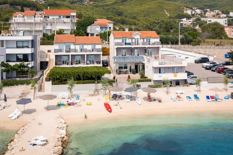 Top performing Airbnb: Seaside Luxury Suites 8 in Općina Podstrana