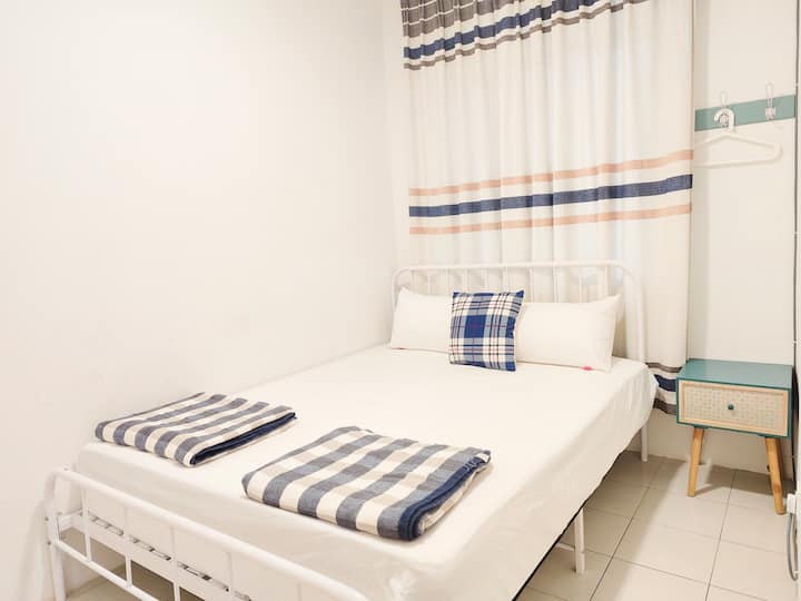 El dormitorio de la planta baja está convenientemente ubicado con un baño justo al lado, por lo que es una opción ideal para grupos que viajan con miembros mayores.