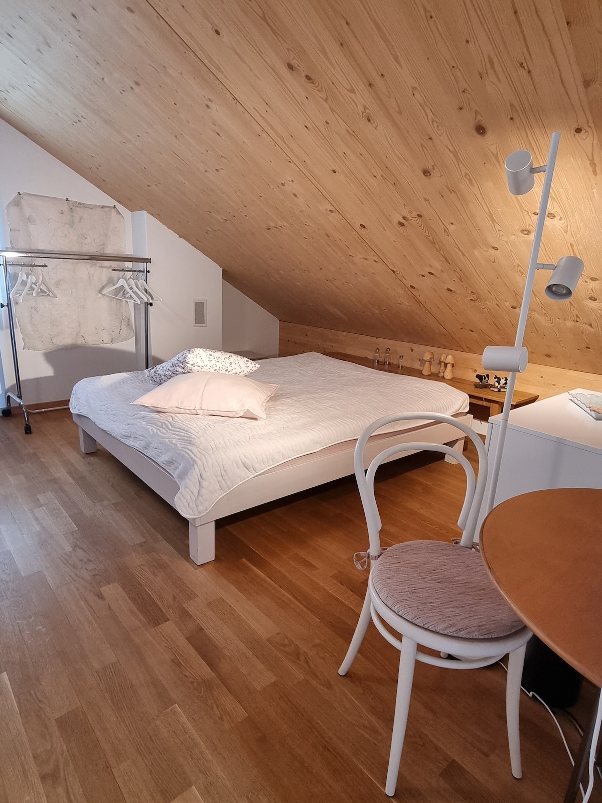 חדר שינה 2, מיטה זוגית 160 ס"מ, ליד הגלריה