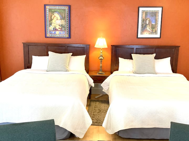 Dos camas tamaño queen con cómodos colchones de espuma viscoelástica