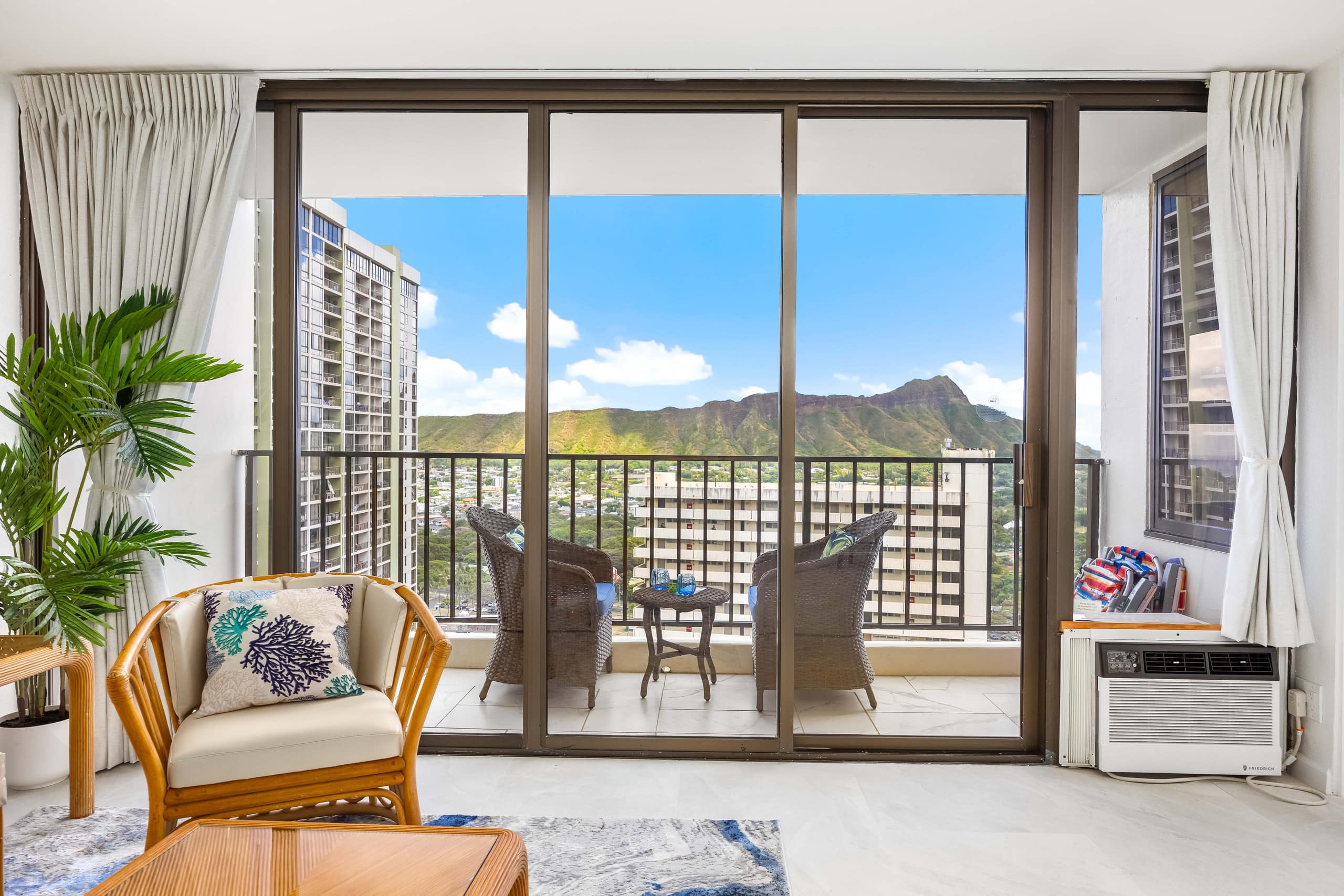 Condo in Honolulu · ★4.85 · 1 bedroom · 2 beds · 1 private bath - Image 11