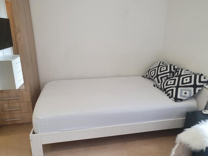 posteľ široká 120 cm 