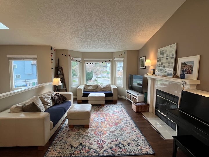 Beautiful, Bright, Three-bedroom House. - Victoria