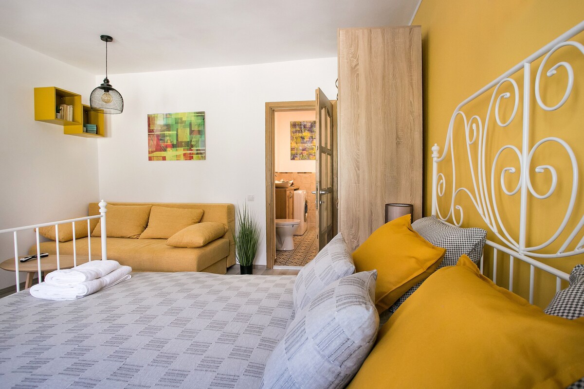 מיטת קינג סייז 180x200 ס"מ עם מזרן עליון נוסף
ספה מתקפלת 160x200 ס"מ
גישה לחדר רחצה פרטי בגודל מלא, כולל מכונת כביסה עם פונקציית ייבוש