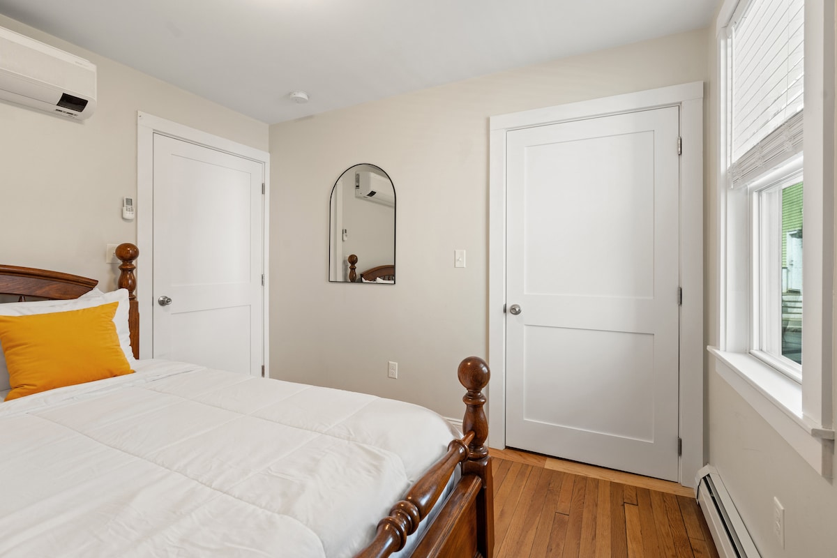 בחדר השינה השני שלנו יש גם ארון גדול, מיטת קווין סייז ומזגן ללא צינורות. עם כל מה שיש לעשות בשכונה שלנו, תצטרכו הרבה מנוחה!