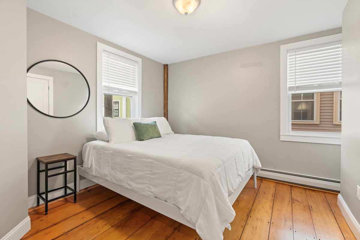 בחדר השינה הקדמי הנעים שלנו יש ארון גדול ומזגן ללא צינורות שיעזור לכם לנוח במשך כל הלילה. היינו בטוחים לשמור את רצפות האורן הלבן העתיק. 