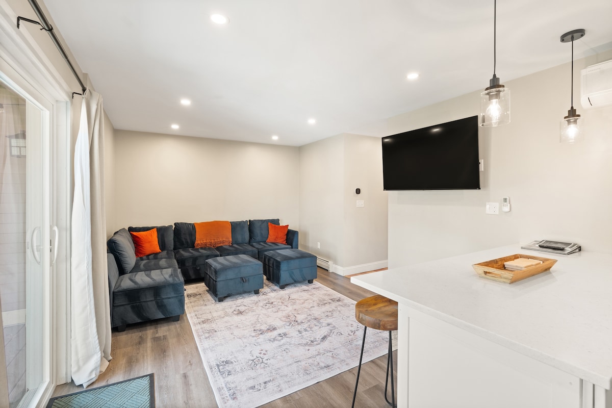 הסלון המזמין והנעים שלנו הוא מקום נהדר להירגע אחרי סיור בסיילם. הוא כולל Amazon Fire TV וכן קטע שניתן לחבר יחד כדי ליצור מיטת קווין סייז. הסרטונים להצטרפות לסעיפים נמצאים באוטומאנים. 