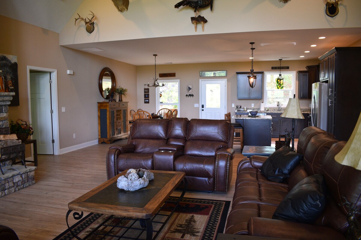 Top performing Airbnb: Mountain Views! King bed-Sleeps 6- Private Retreat in Hiawassee