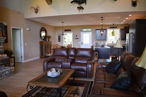 Top performing Airbnb: Mountain Views! King bed-Sleeps 6- Private Retreat in Hiawassee