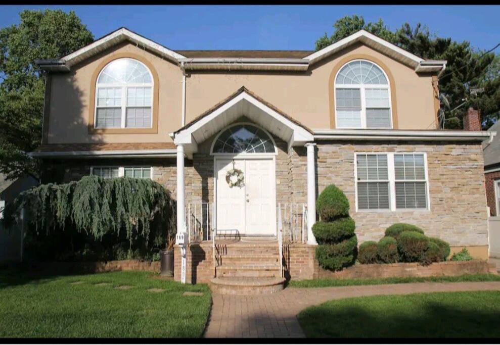 Most Convenient & Comfortable Place In Uniondale.