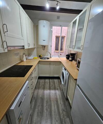 Family Flat Near Ramblas Barcelona 2 rooms gallery image 2