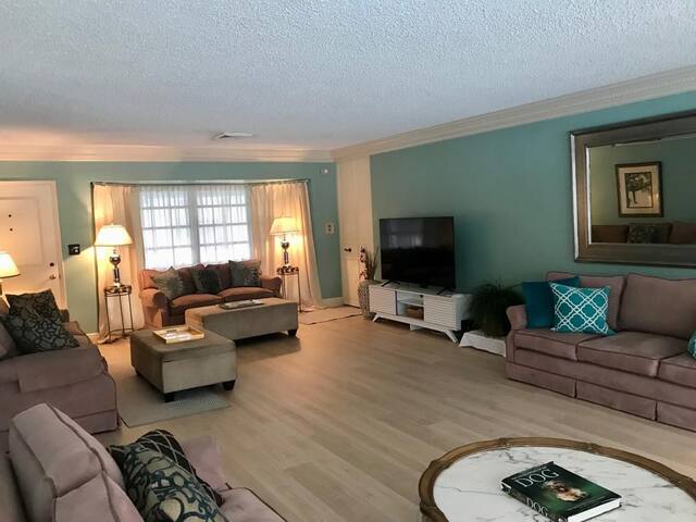 The Royal Palm Villa – Waterfront gallery image 4