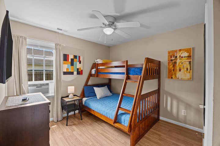 下铺舒适的双人床，上铺有一张单人床。 未使用时，梯子可以轻松拆卸。 这间卧室设有平板智能电视机，可在睡前招待孩子们。 窗帘和遮光窗帘，以增加舒适度。