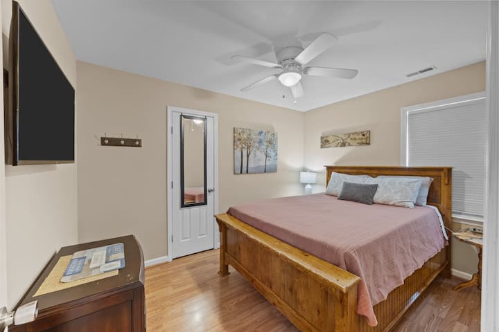 这间舒适的标准双人床尺寸舒适，双人床舒适，卧室配有舒适的枕头床，睡个好觉。 平板智能电视安装在床对面，以便其他房客在晚上回到自己的私人庇护所。