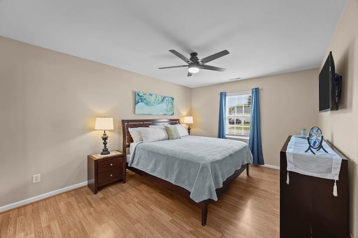 在私人主卧套房内放松身心，配有壁挂式平板电视。 这张加大双人床配有超级舒适的混合床垫，配备了各种睡眠者的绝佳枕头。 