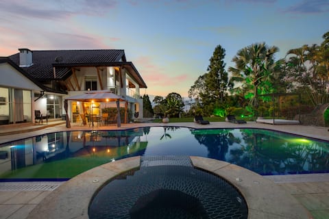 The Joker Mansion Luxury & Fun 15 Min to Provenza