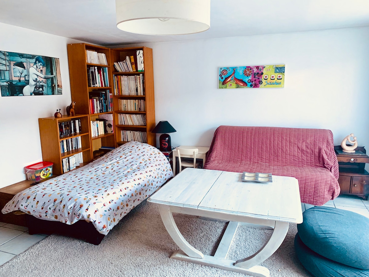 Голема дневна соба со клик-клак и 90 кревета